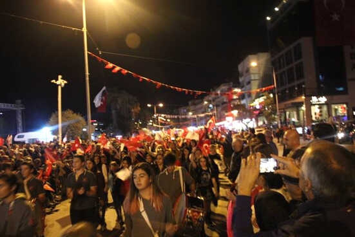 Kuşadası\'nda Cumhuriyet Yürüyüşü