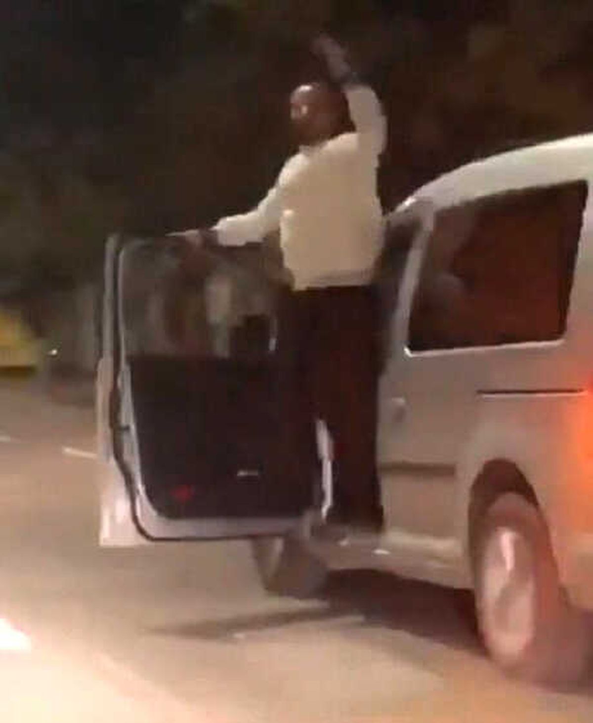 Seyir Halindeki Hafif Ticari Araçta Kapıyı Açıp, Dans Etti