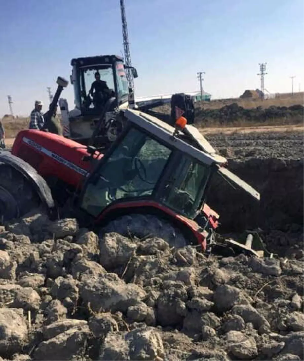 Tarla Süren Traktör, Obruğa Düştü