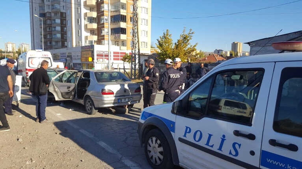 2 Otomobil Kafa Kafaya Çarpıştı: 7 Yaralı