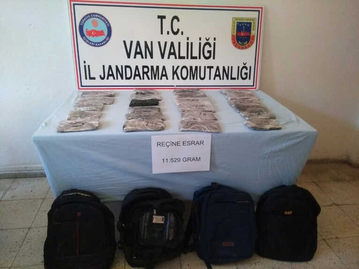 Afganistanlı Şahısların Çantasında 11,5 Kilo Esrar Ele Geçirildi