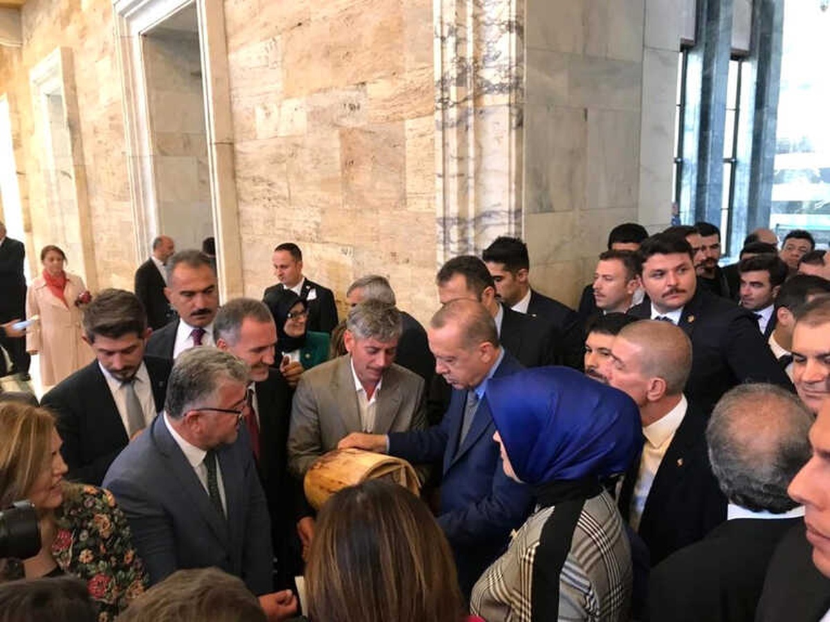 Allah Yazan Balı Erdoğan\'na Hediye Etti
