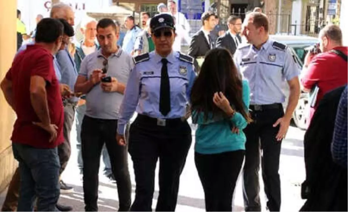 Arkadaşının Takılarını Çaldı, Instagram\'da Paylaşım Yapınca Yakalandı