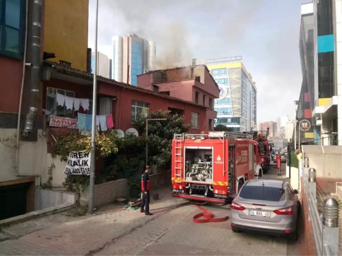 Ataşehir\'de Tinercinin Yaktığı İddia Edilen Bina İtfaiyeyi Alarma Geçirdi