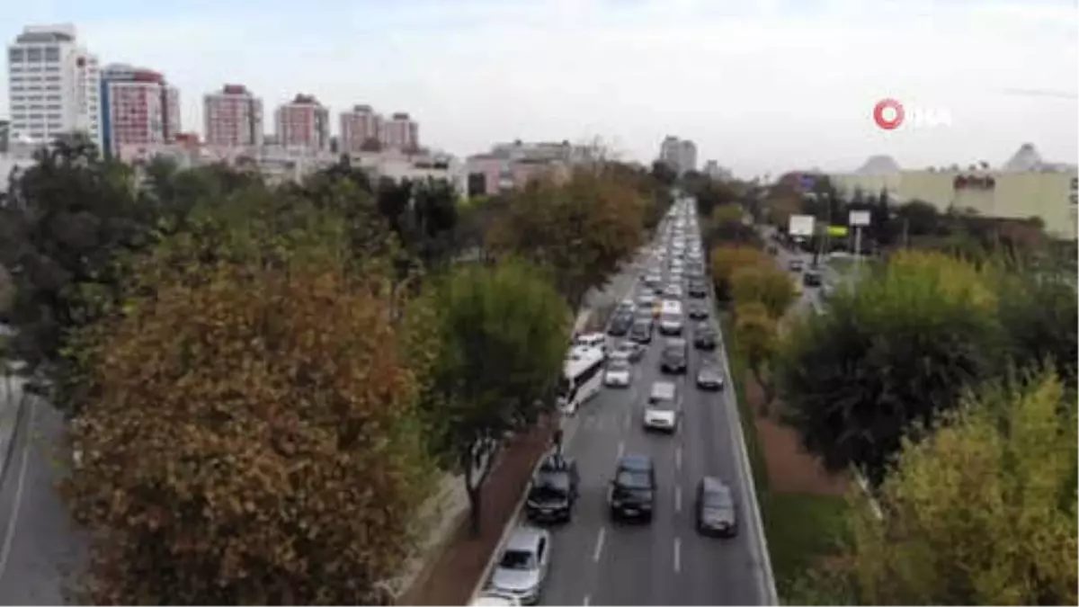 Bakırköy\'de Kaza Nedeniyle Kitlenen Sahil Yolu Trafiği Havadan Görüntülendi