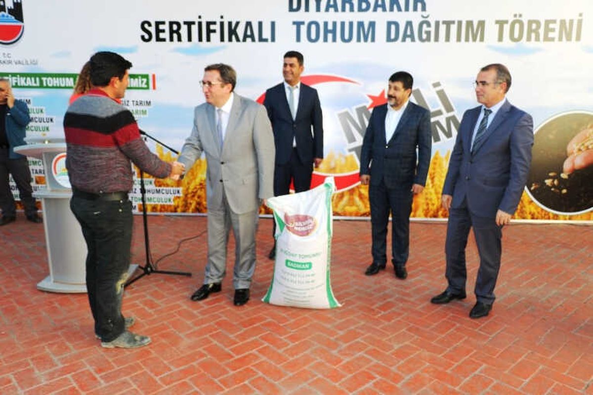 Diyarbakır\'da 35 Çiftçiye 51 Ton Sertifikalı Tohum Dağıtıldı