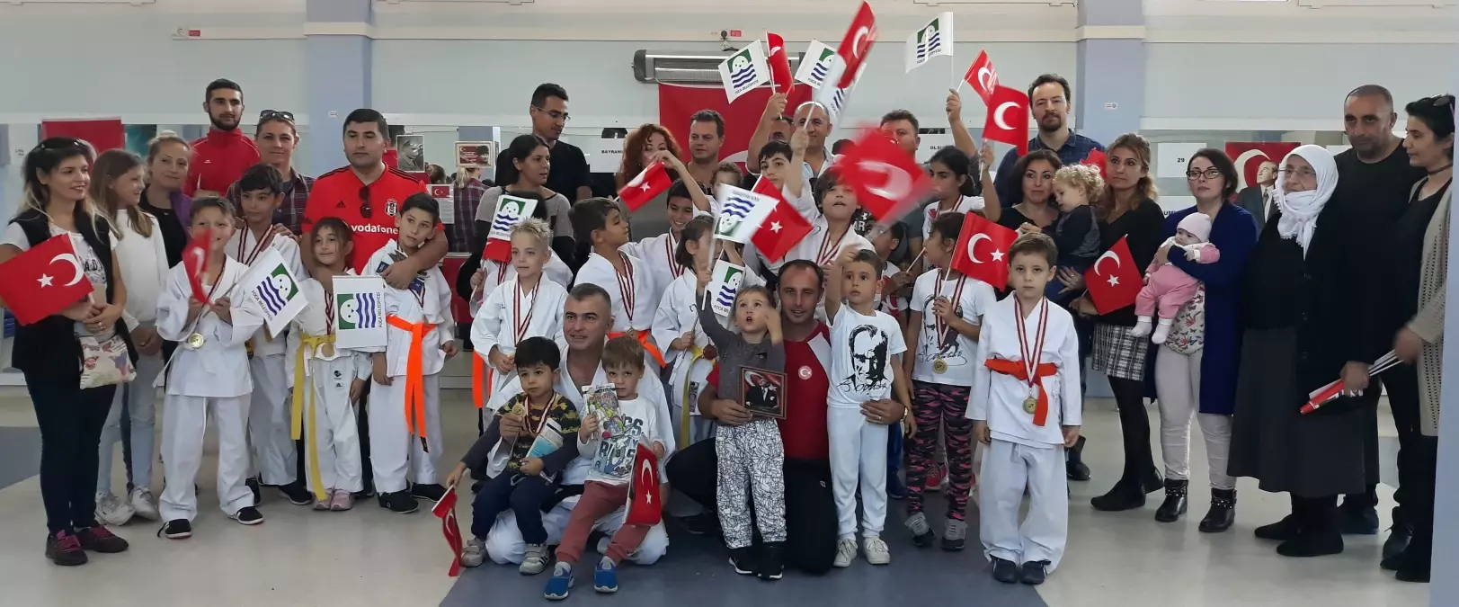 Foçalı Minik Sporculardan Cumhuriyet Bayramı Kutlaması