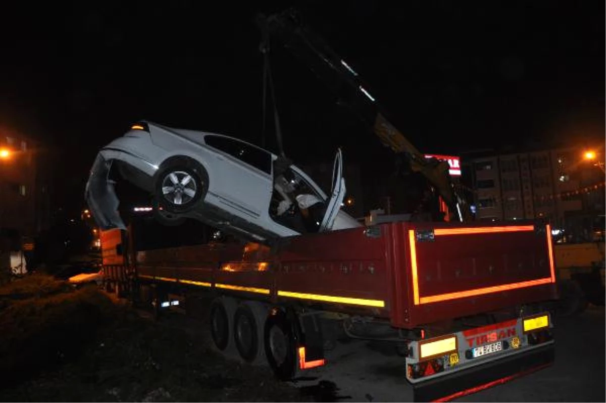 Fren Yerine Gaza Basan Otomobilin Sürücüsü, Tır Dorsesine Uçtu