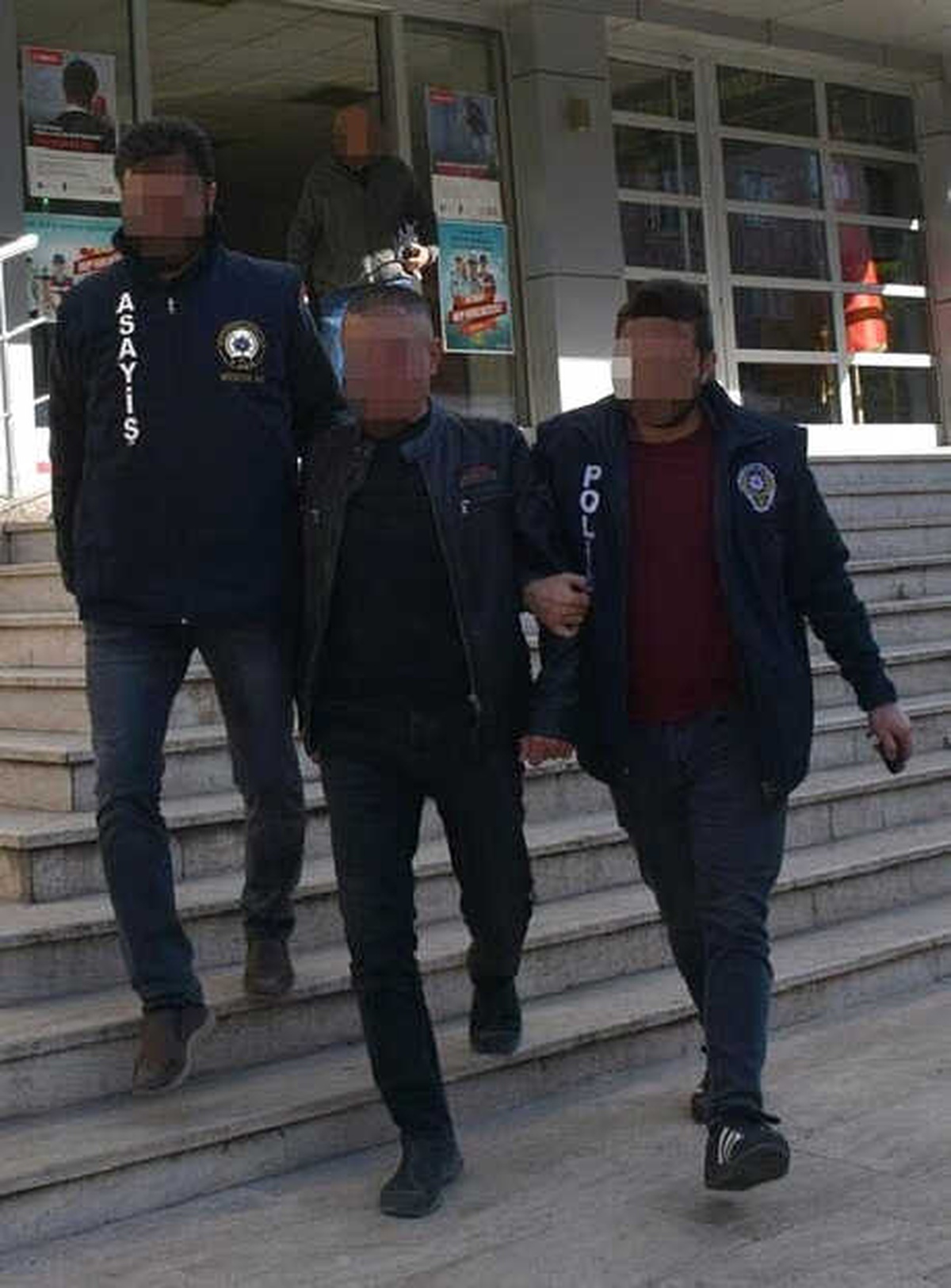 İki Araç ve İki Apartmanın Merdiven Boşlukları Kundaklandı, Şüpheli Doktor Çıktı