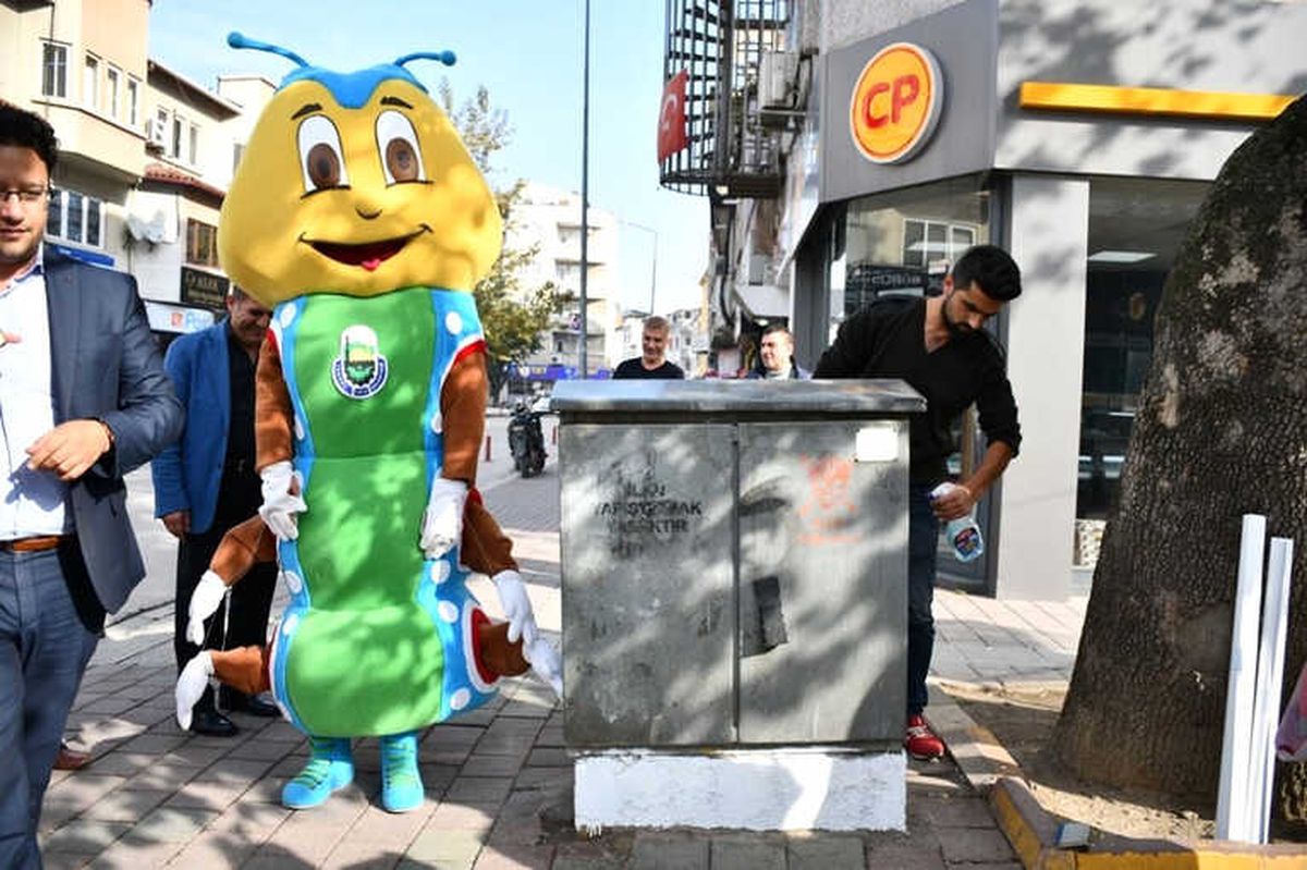 İnegöl Caddelerinde Elektrik Panoları Renkleniyor