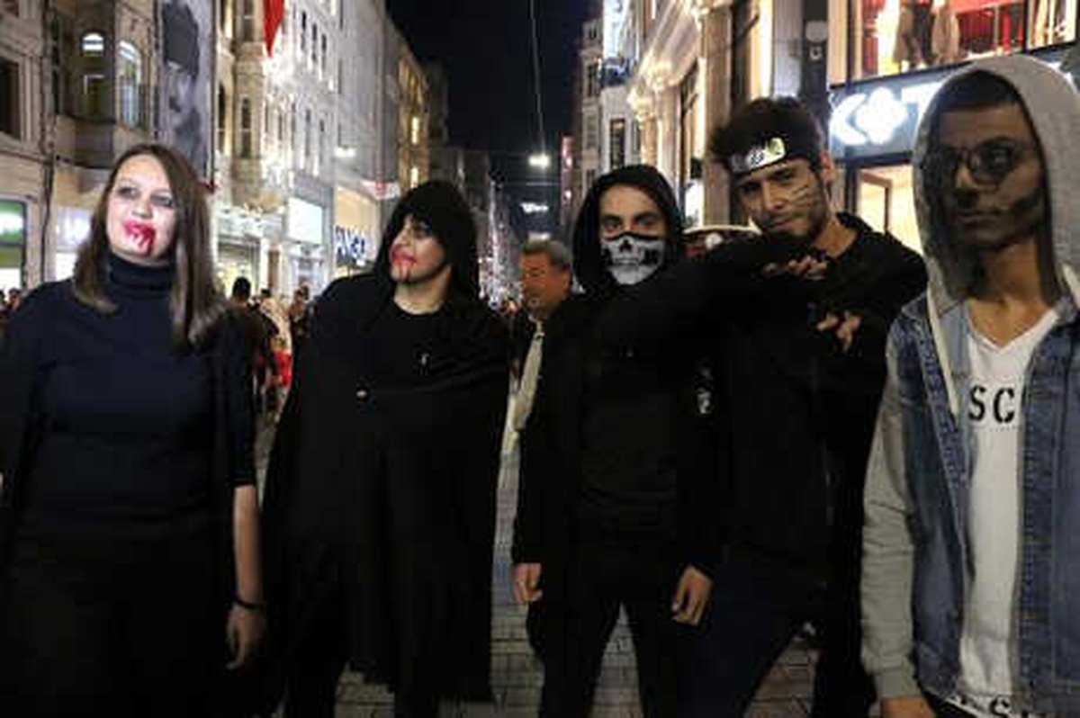 İstiklal Caddesi\'ni Cadılar Bastı