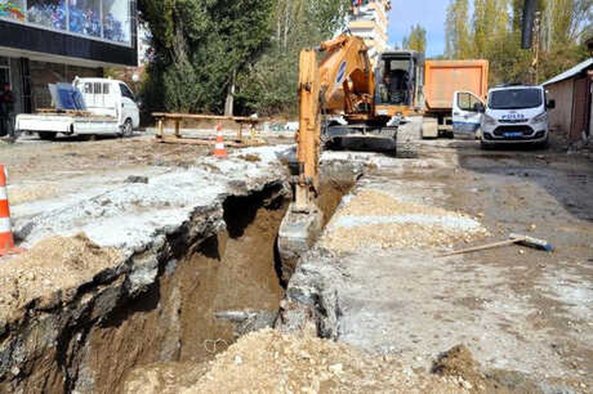 Kanalizasyon Çalışmasında Toprak Altında Kalan İşçi Yaralandı