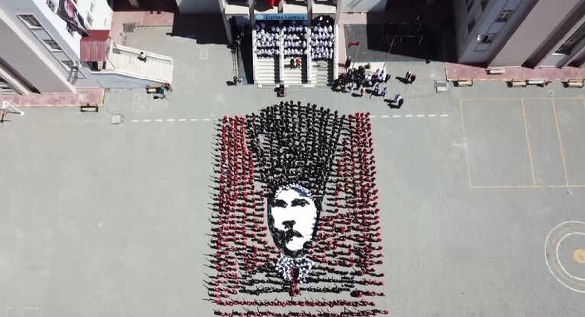 Kars\'ta İlkokul Öğrencilerinden Atatürk Koreografisi