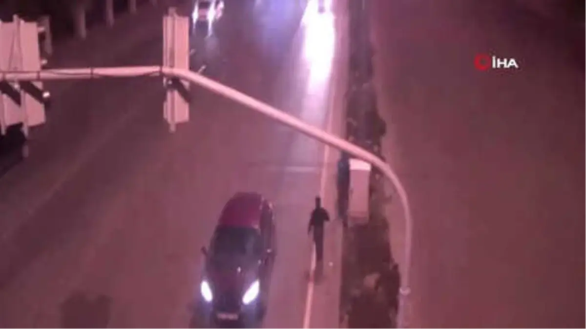 Kırmızı Işıkta Duran Araçların Camlarını İdrarıyla Sildi...o Anlar Kamerada