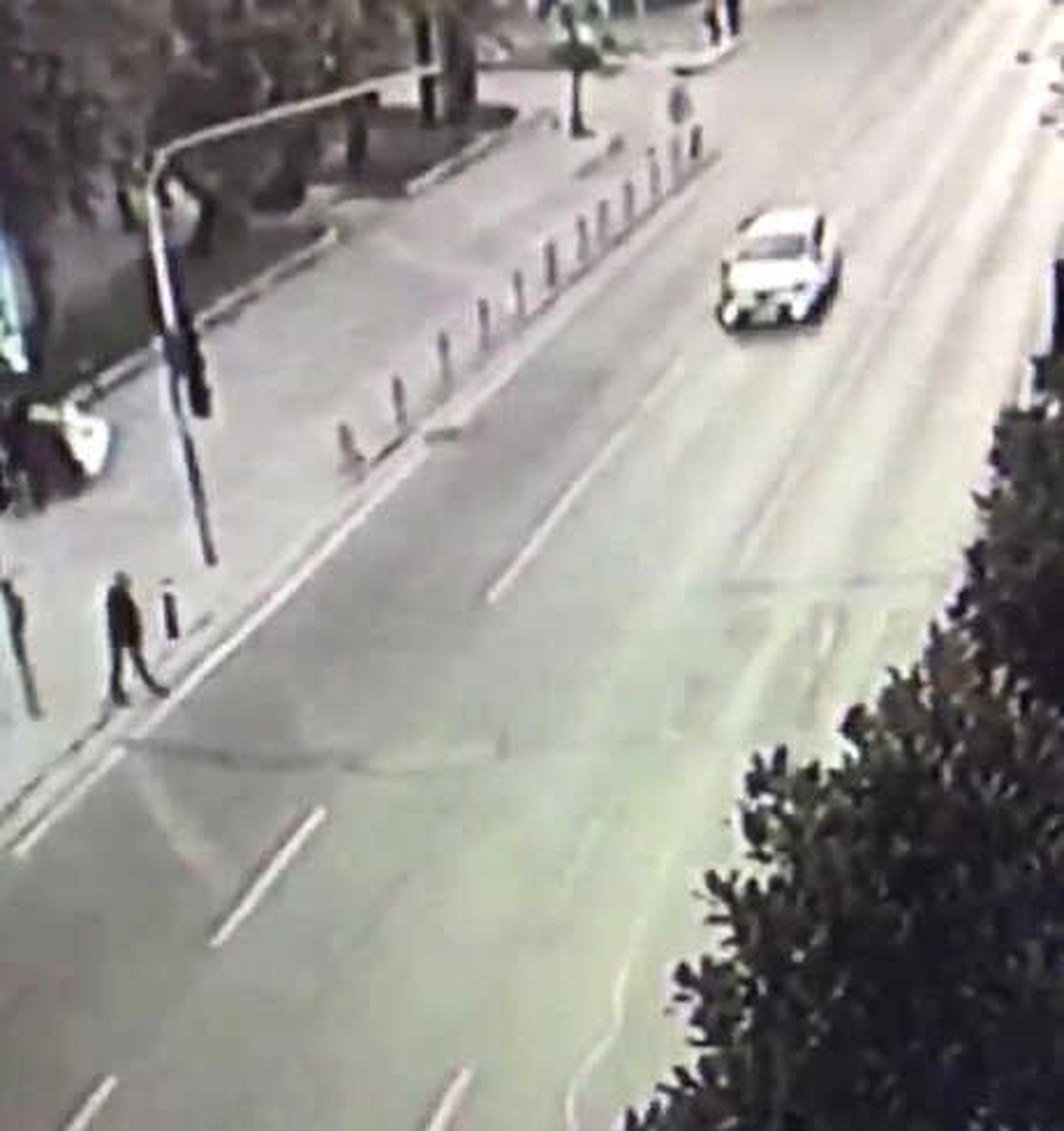 Kırmızı Işıkta Geçince Otomobil Çarptı