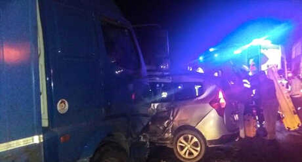 Manisa\'da Kamyon ile Çarpışan Hafif Ticari Araçtaki 2 Kişi Öldü, 2 Kişi Yaralandı