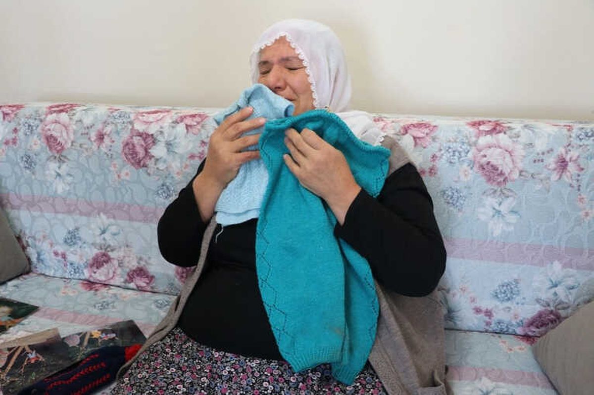 27 Senedir Her Gün Çocuğunun Elbiselerini Koklayarak Ağlıyor