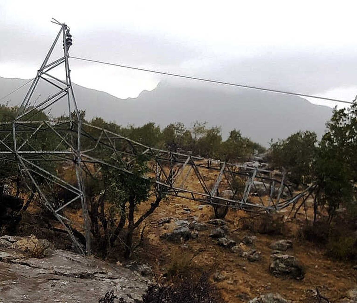 Şırnak\'ta Fırtınanın Devirdiği Direği Dicle Elektrik Onardı