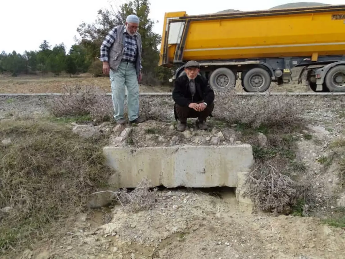 Tıkalı Menfezden Ekili Alanlar Zarar Görüyor