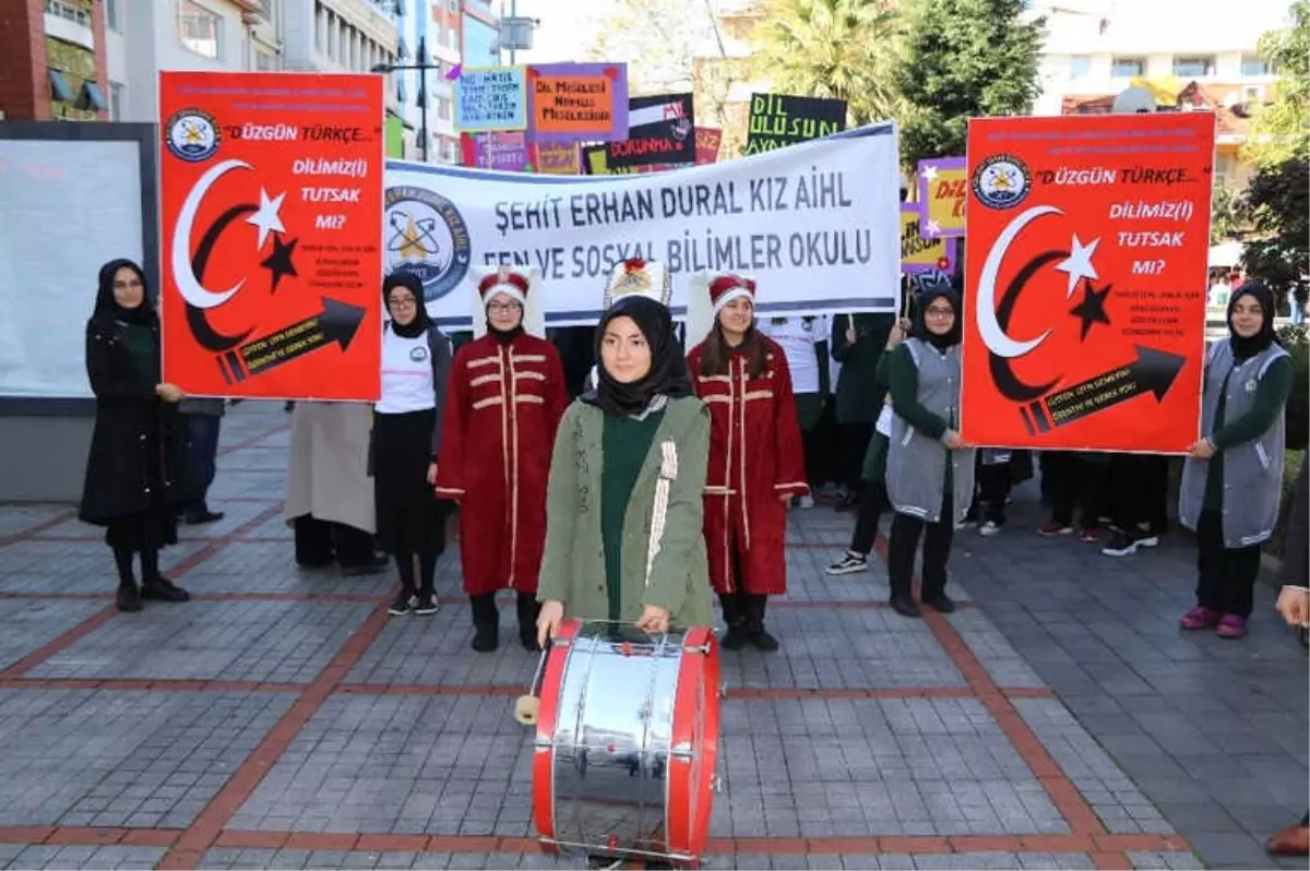 Türkçe\'ye Karıştırılan Yabancı Kelimeler Rize\'de Protesto Edildi