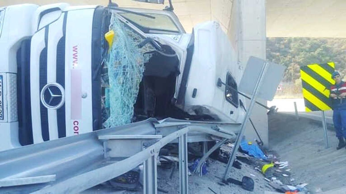 Üst Geçide Çarpan Tırın Sürücüsü Öldü