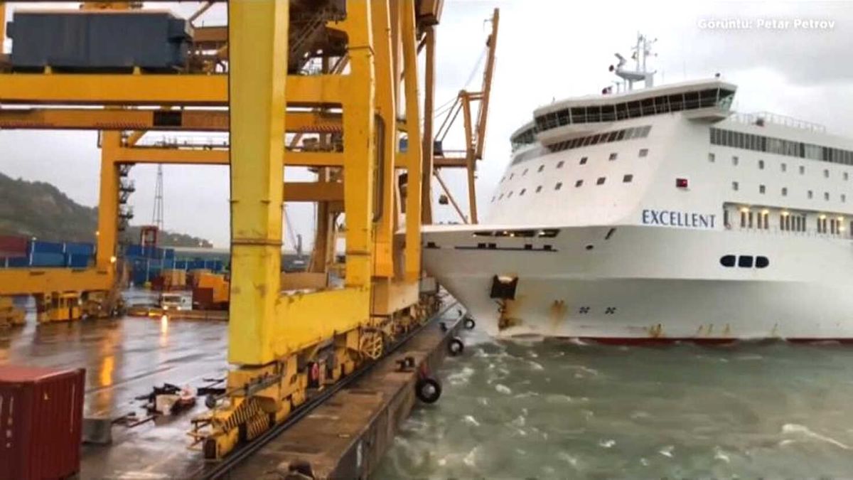 Video | Limana Yanaşamayan Gemi Dev Vinçlere Çarptı