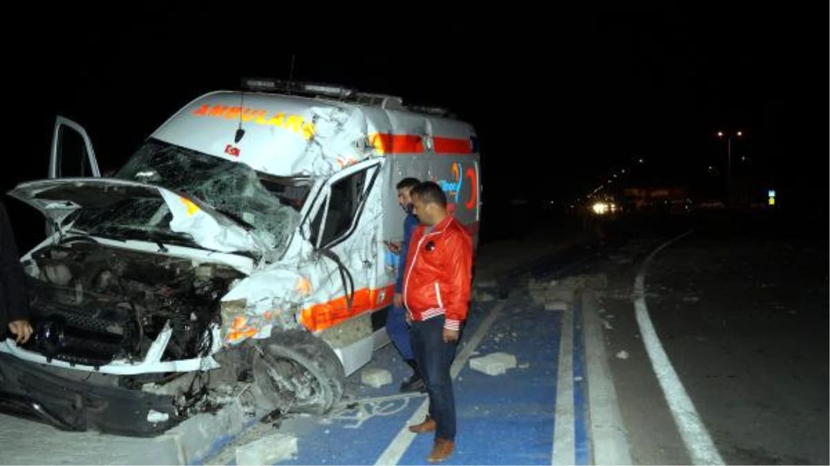 18 Günlük Hasta Bebeğin Taşındığı Ambulans ile Tır Çarpıştı: 3 Yaralı