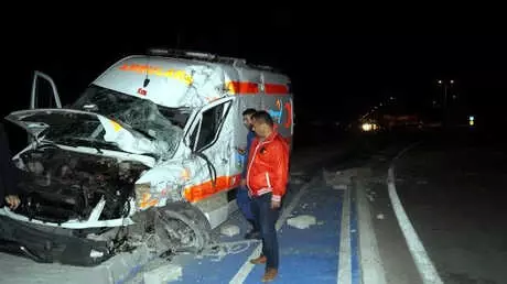 18 Günlük Hasta Bebeğin Taşındığı Ambulans ile Tır Çarpıştı: 3 Yaralı, System.String[]