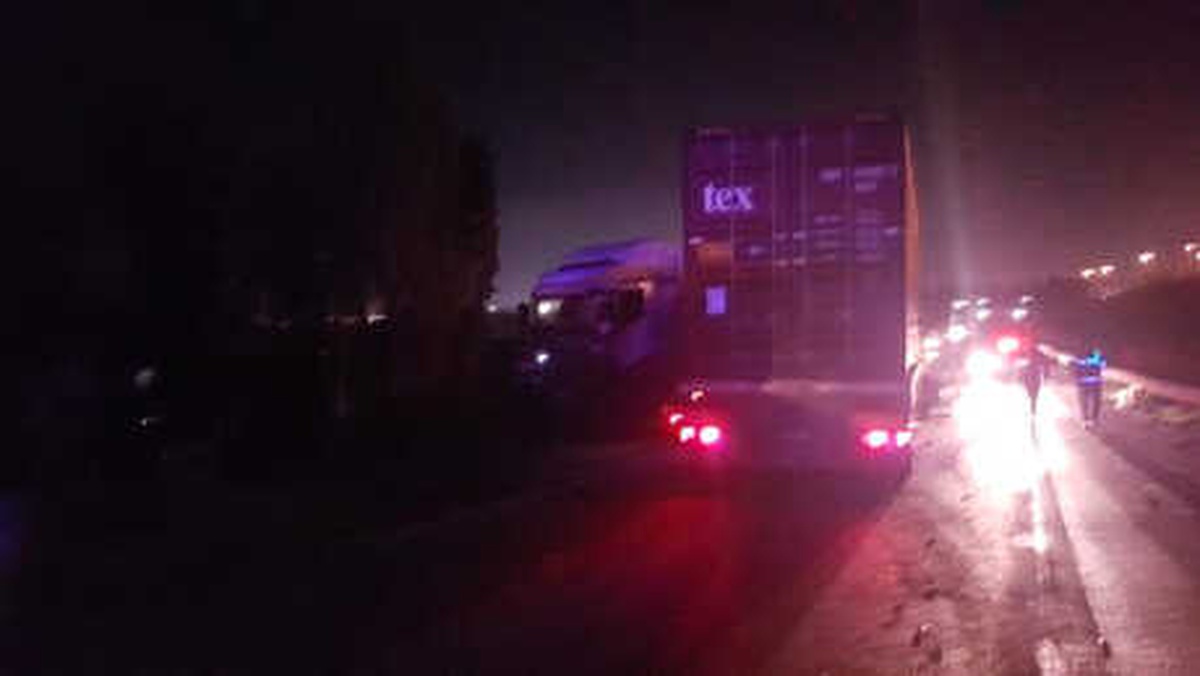 2 Tır ile Otomobil Çarpıştı: 1 Ölü, 2 Yaralı
