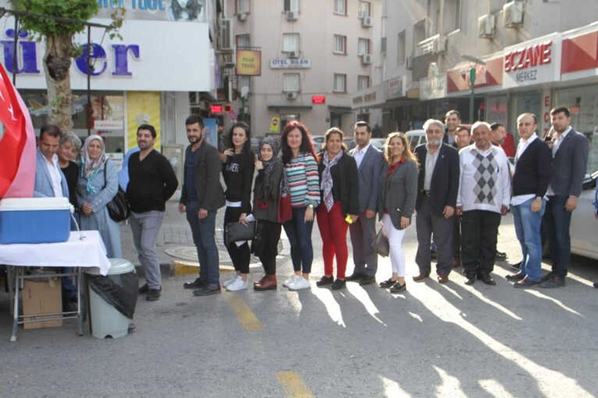 AK Parti Konak İlçe Başkanlığı\'nın Yönetimi ve Üyeleri Kan Bağışladı
