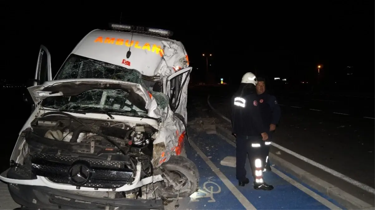 Antalya\'da Hasta Bebeği Taşıyan Ambulans ile Tır Çarpıştı: 3 Yaralı