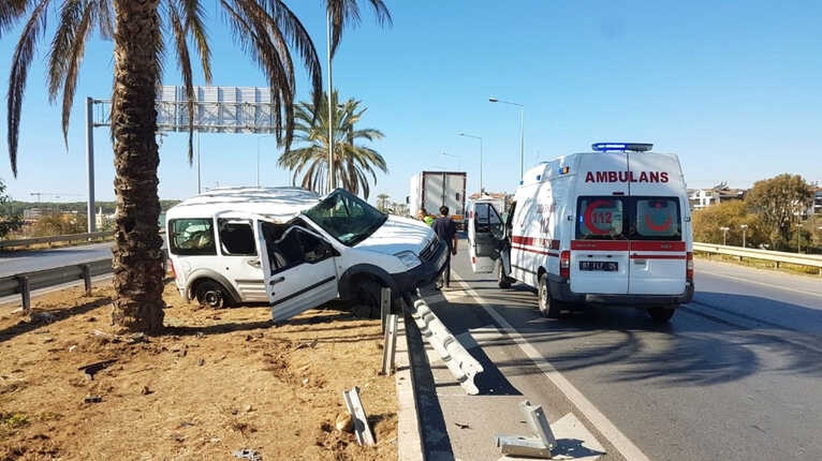 Antalya\'da Ticari Araç Tıra Çarparak Takla Attı: 1 Yaralı
