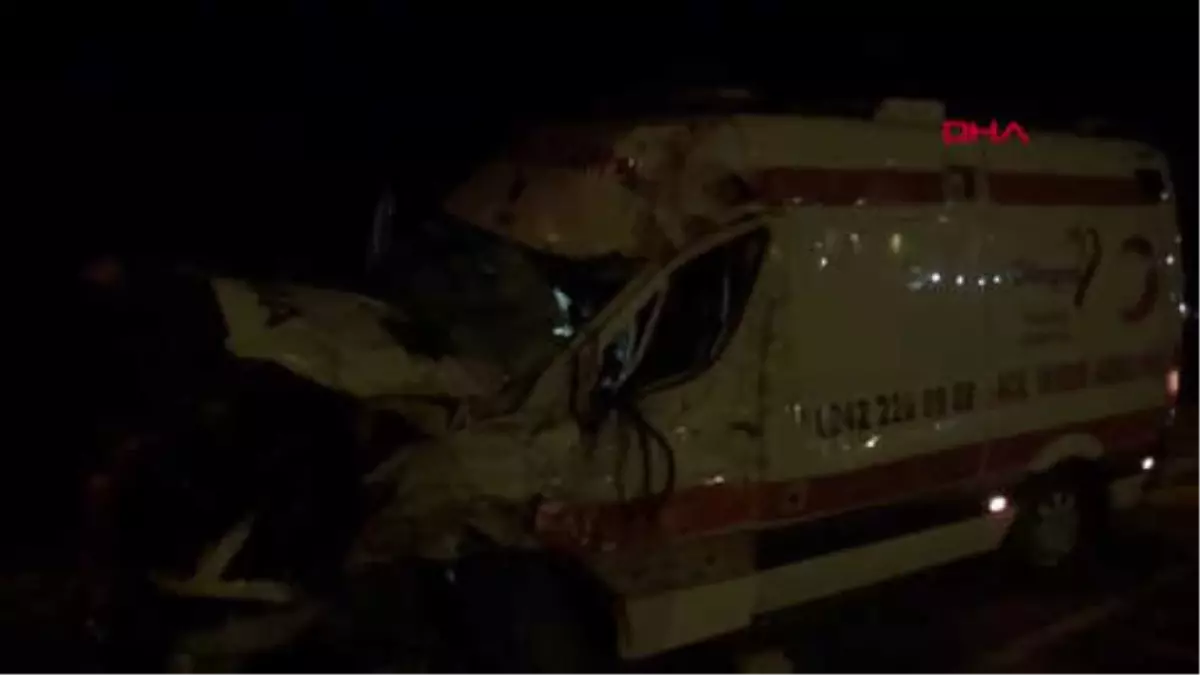 Antalya Tır\'la Çarpışan Ambulansta 3 Sağlık Görevlisi Yaralandı