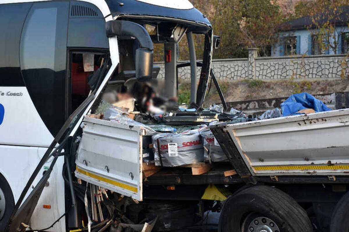 Asker Taşıyan Yolcu Otobüsü Çekiciye Çarptı: 2 Ölü, 27 Yaralı