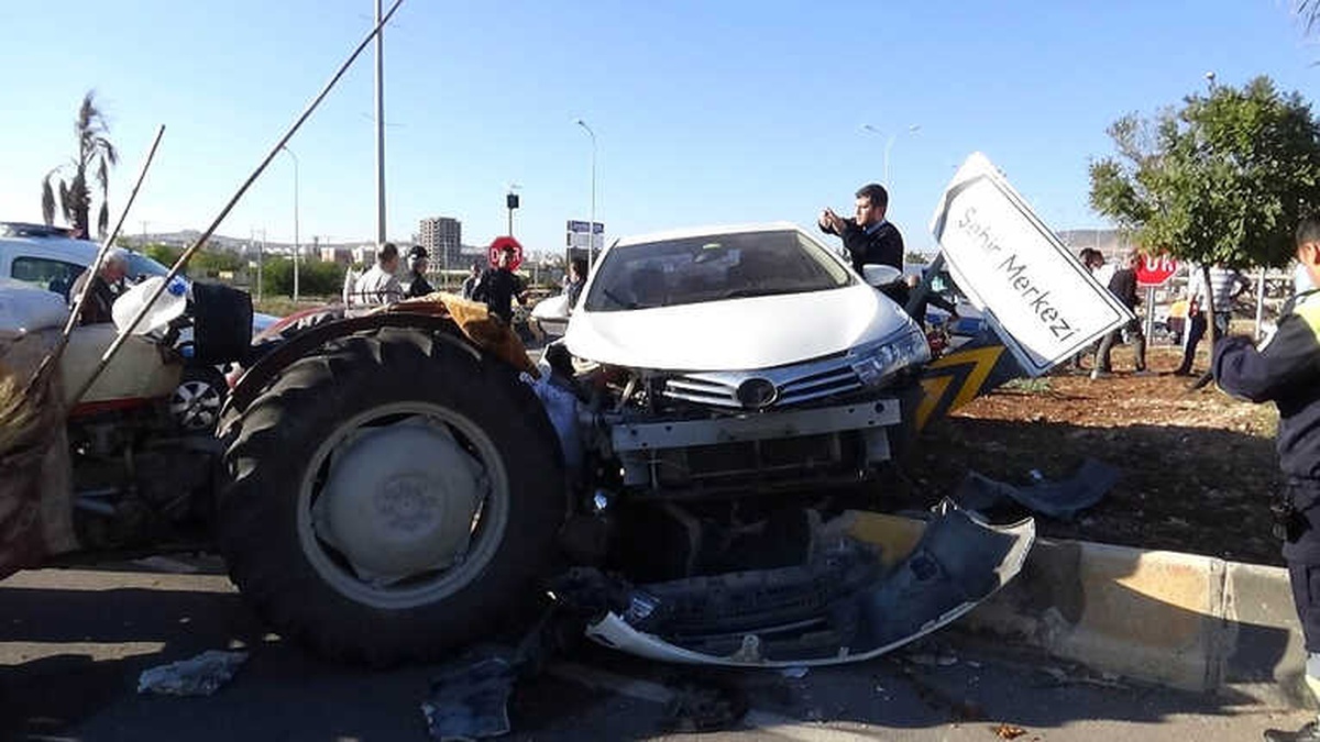 Aynı Kavşakta Bu Defa Traktörle Otomobil Çarpıştı: 3 Yaralı