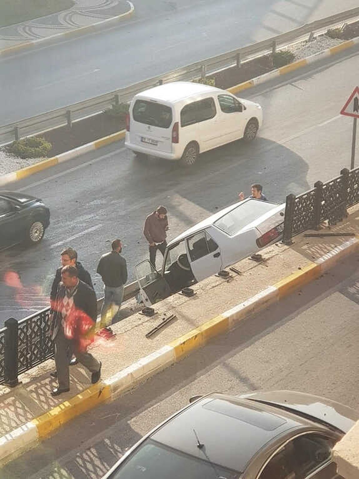 Direksiyon Hakimiyetini Kaybeden Sürücü Bariyerlerde Asılı Kaldı