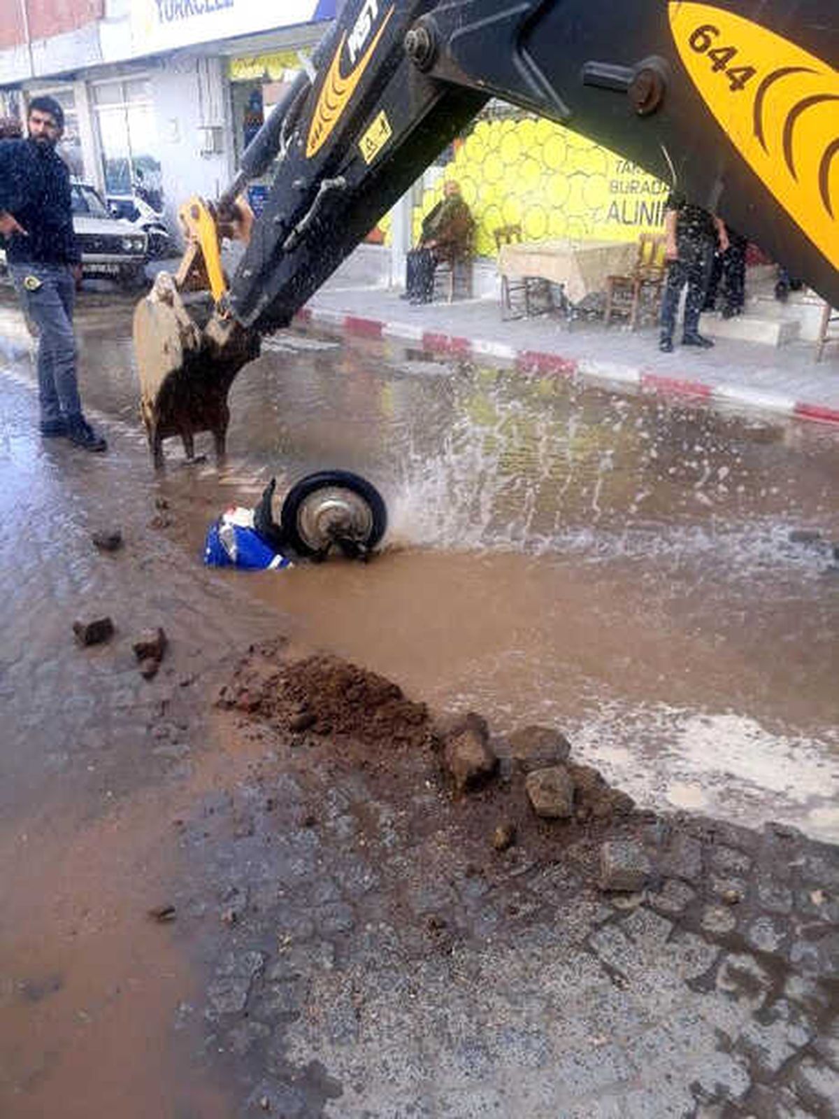Elektrikli Bisikletiyle Çukura Düştü