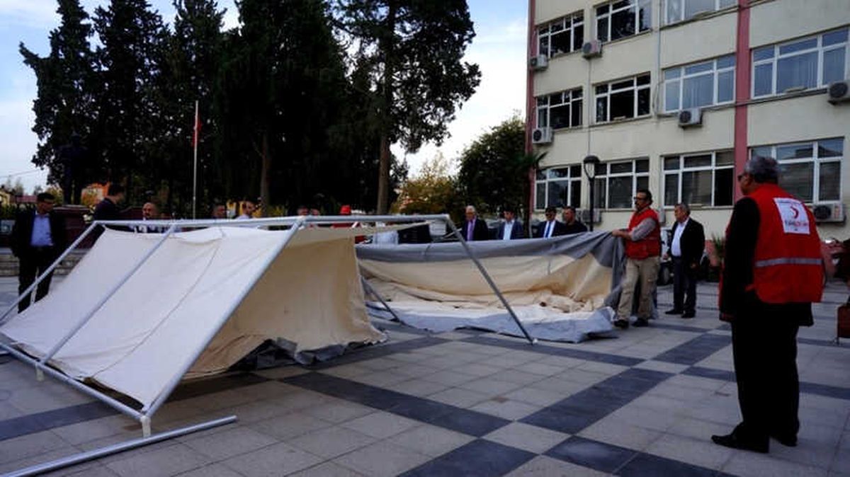 Fay Kırıklarının Üzerindeki Sarıgöl\'de Çadır Kurma Eğitimi