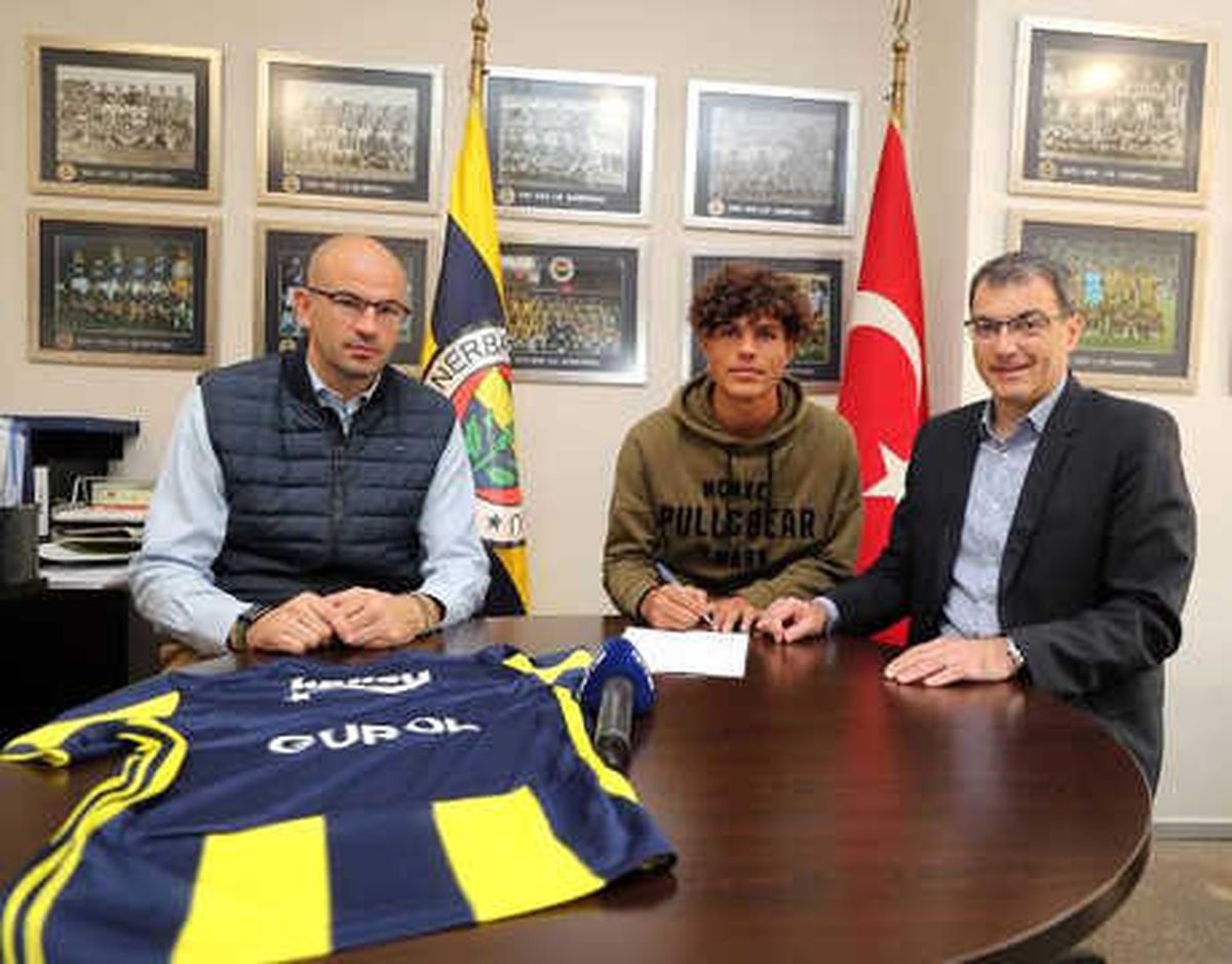 Fenerbahçe, Gürol Demirezen ile Profesyonel Sözleşme İmzaladı