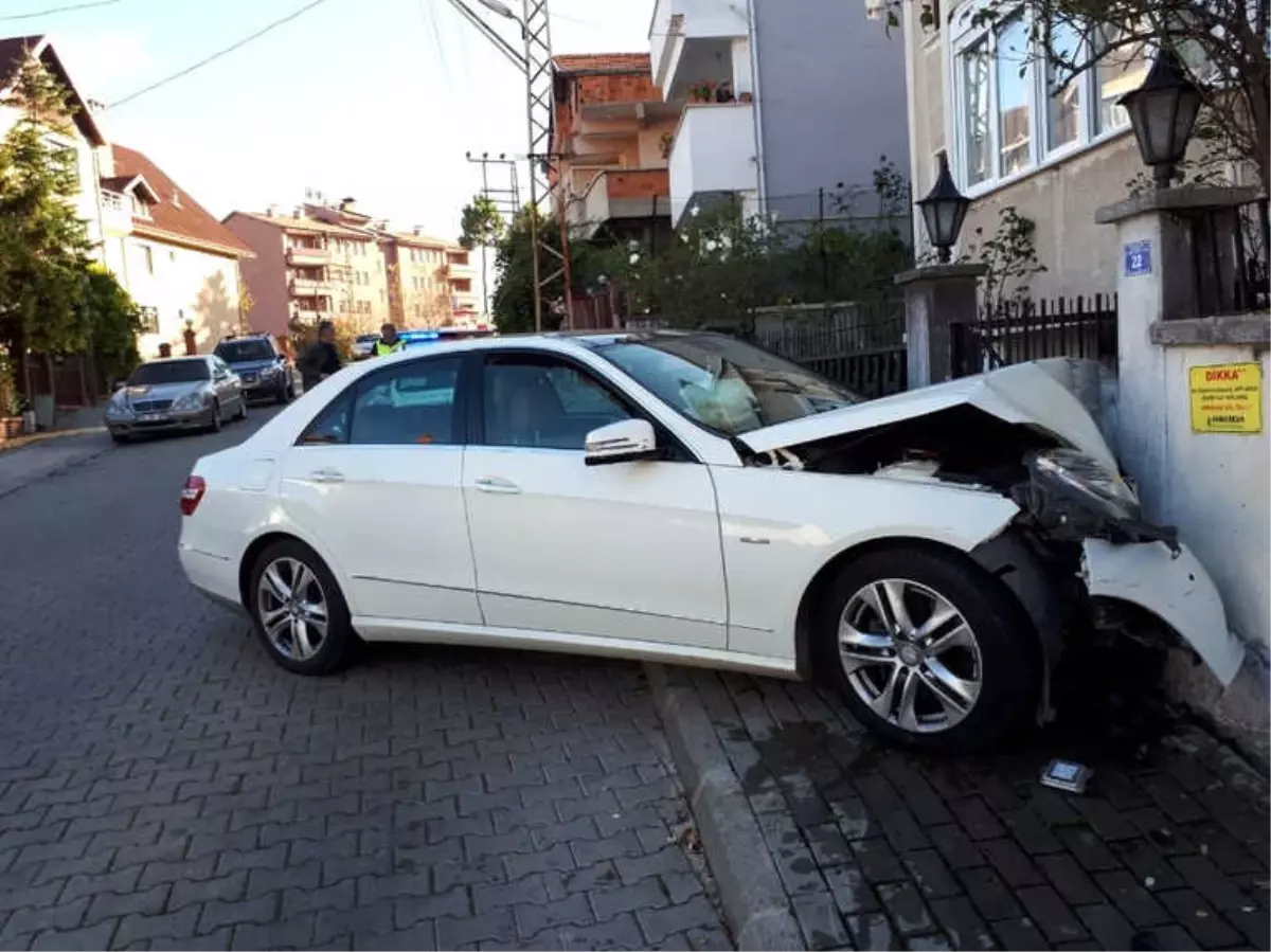 Fren Yerine Gaza Basınca Duvara Tosladı