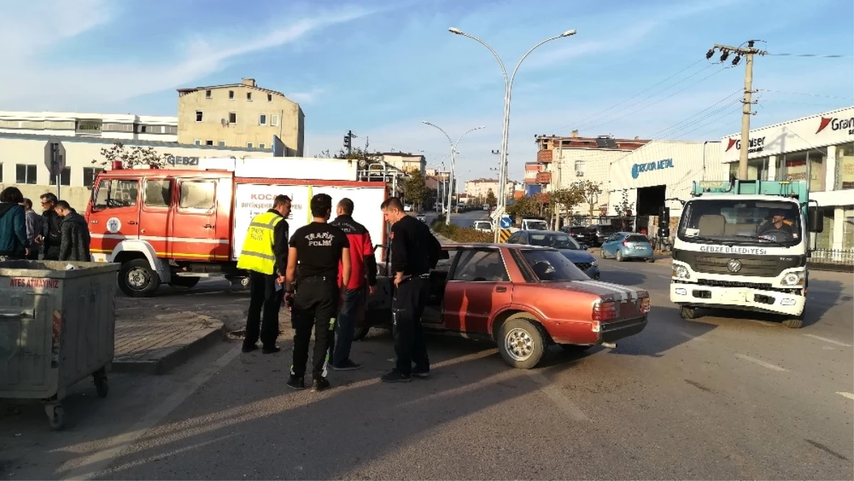 Gebze\'de İki Otomobil Çarpıştı: 2 Yaralı