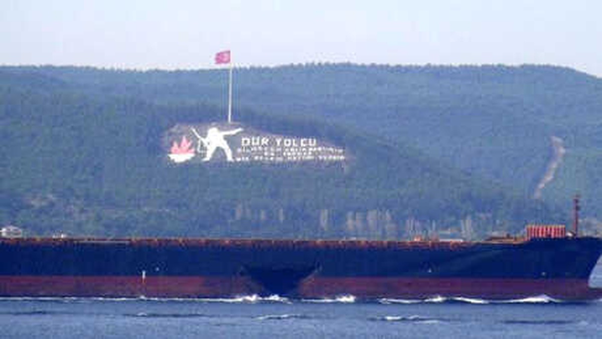 Gövdesi Hasarlı Gemi, Çanakkale Boğazı\'ndan Geçti