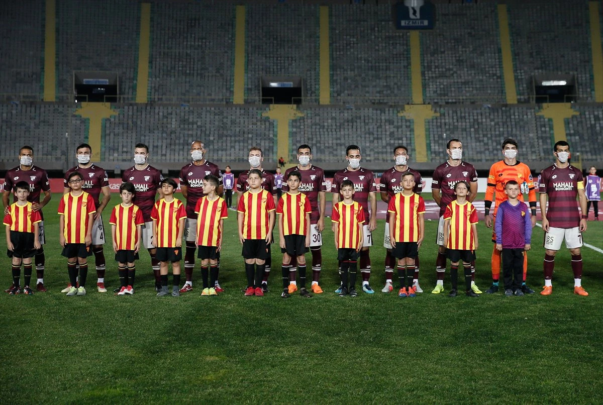 Göztepeli Futbolcular, Lösemi\'ye Dikkat Çekmek İçin Çengelköyspor Maçına Maskeyle Çıktı!