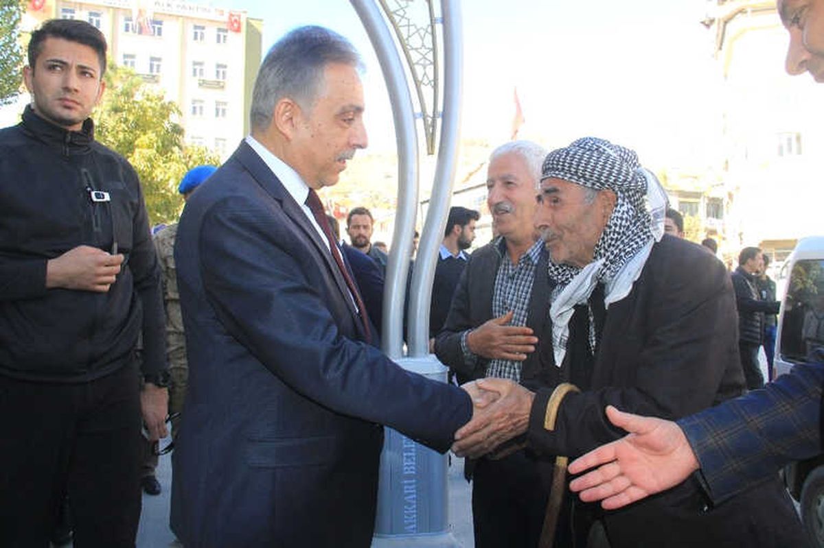 Hakkari, Vali Toprak\'a Ağlıyor