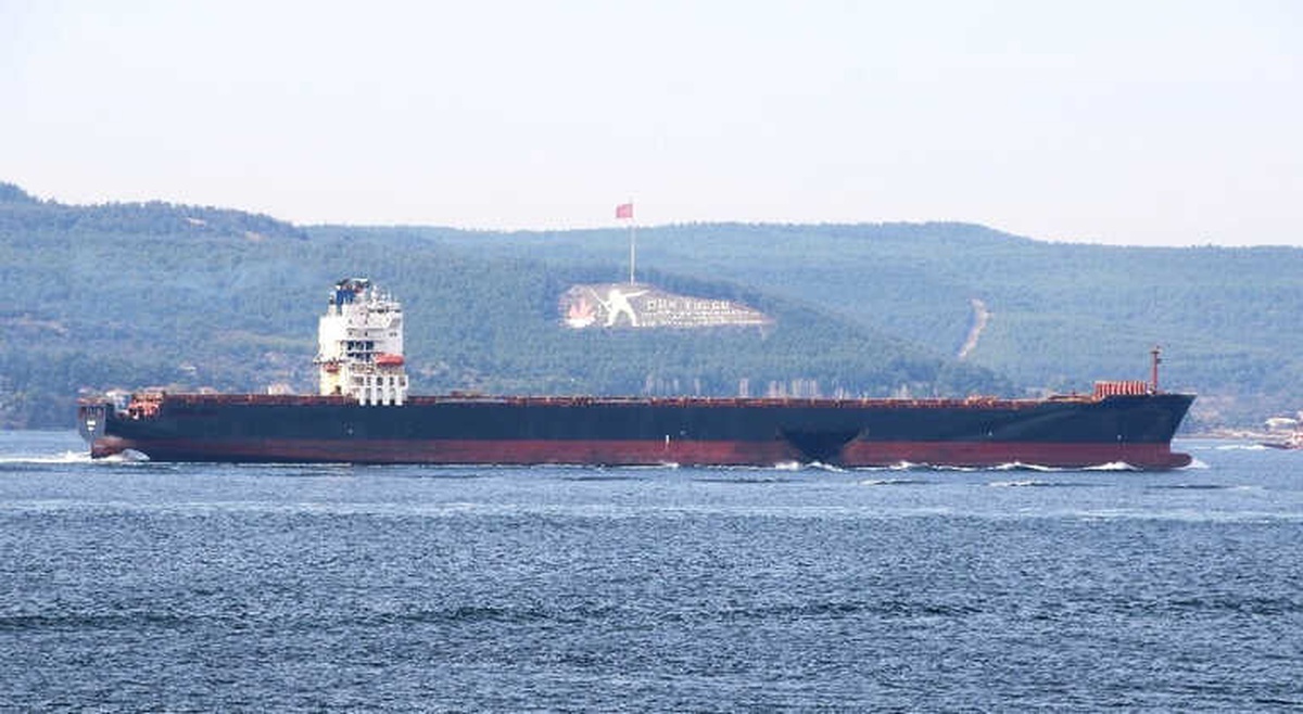 Hasarlı Gemi Çanakkale Boğazı\'ndan Geçti