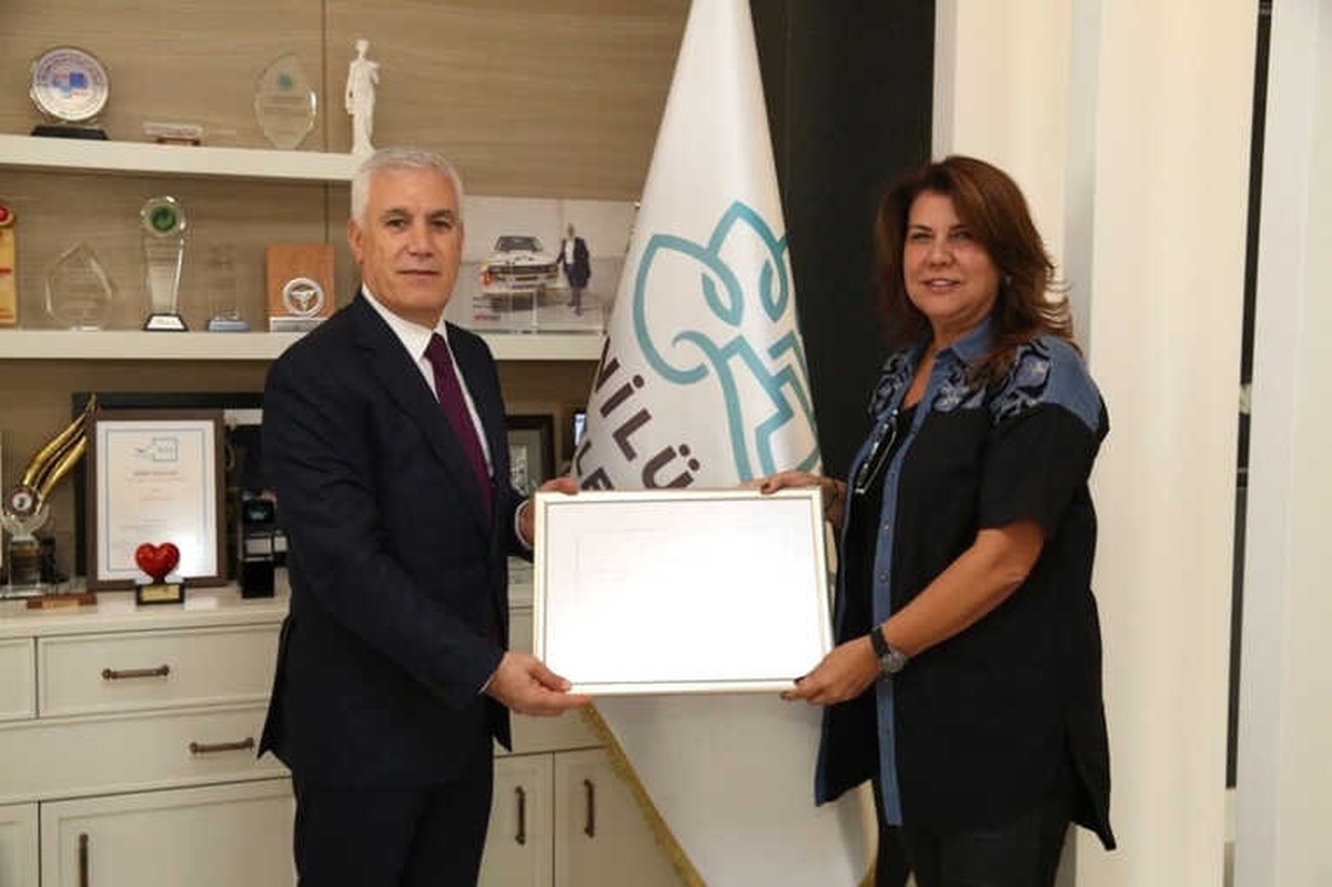 Huzurevi Sakinlerine Gönüllü Bakım Yapan Kuaföre Ödül