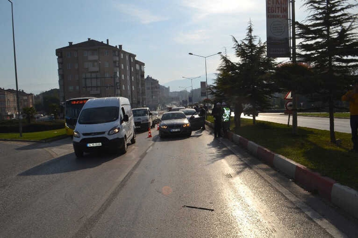 İnegöl\'de Zincirleme Trafik Kazasında 8 Araç Birbirine Girdi