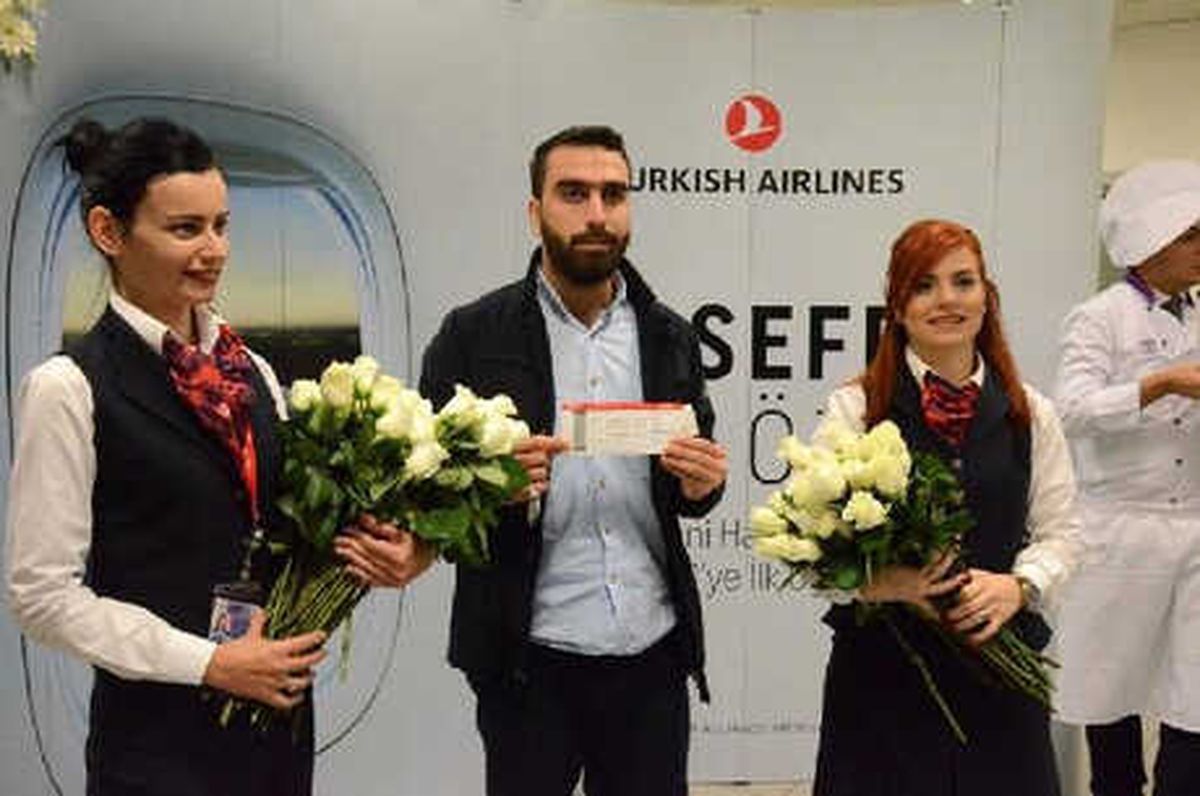 İstanbul Havalimanı\'na Güller ve Limonatayla Uğurlandılar