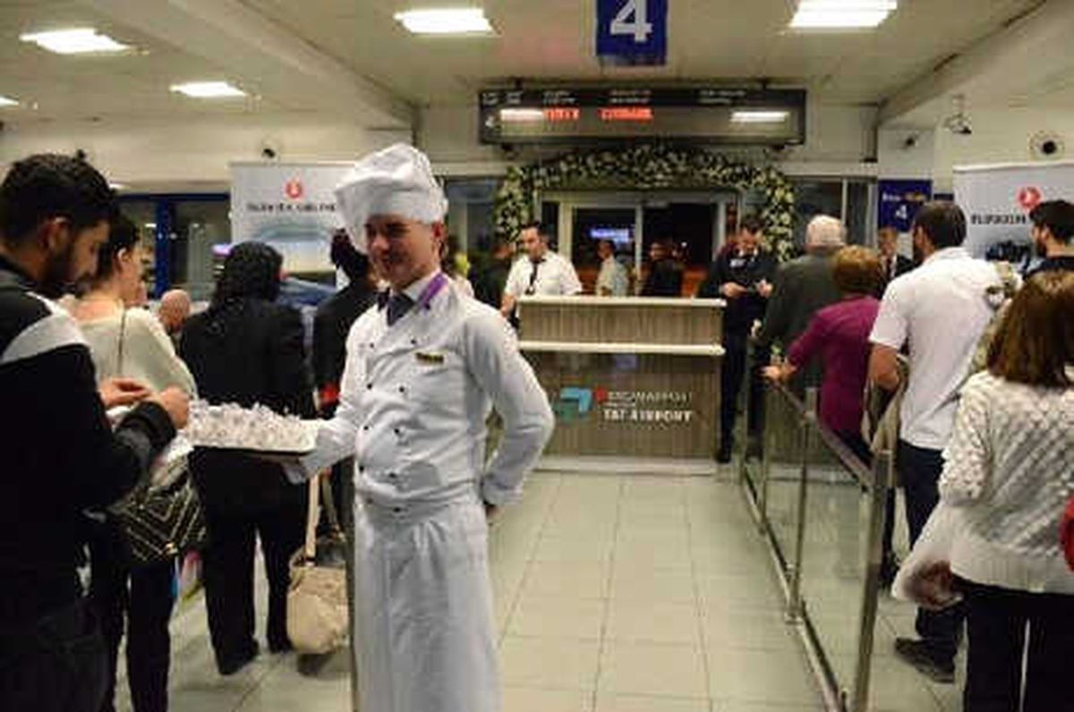 İstanbul Havalimanı\'na Güller ve Limonatayla Uğurlandılar (Tekrar)