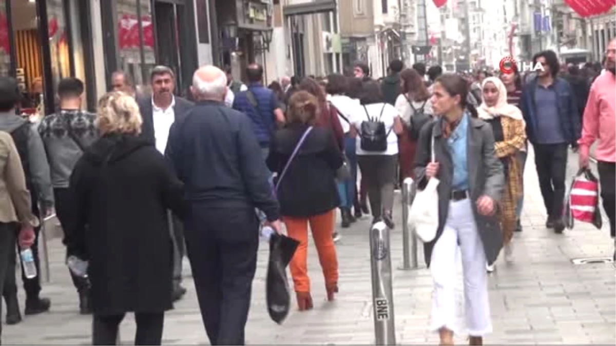 İstiklal Caddesi\'nde Bir Ören Bayan...hem Yürüyor, Hem Örüyor